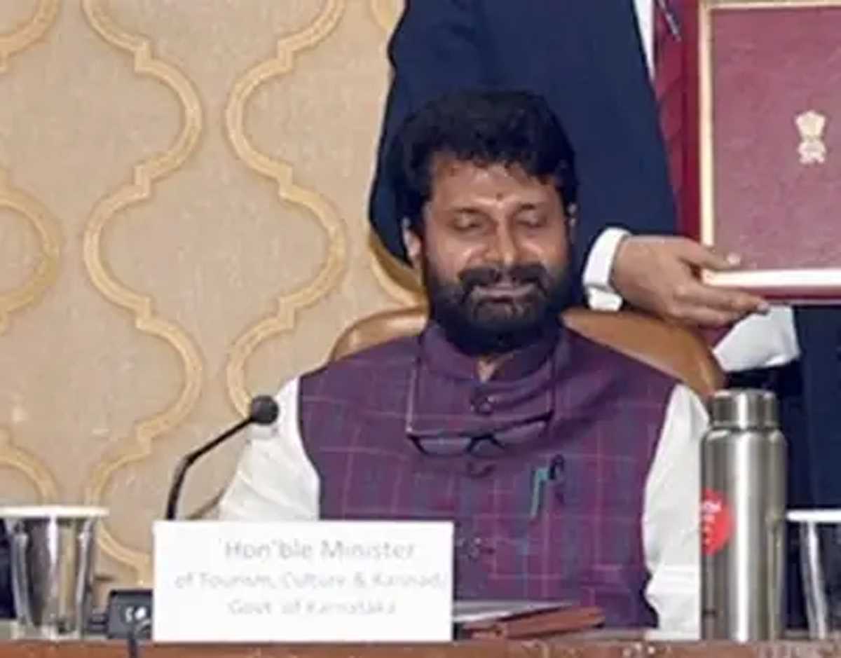 कर्नाटक के मंदिरों में मांसाहारी भोजन करने के बाद प्रवेश करने वाले भाजपा नेता पर बवाल कर्नाटक के मंदिरों में मांसाहारी भोजन करने के बाद प्रवेश करने वाले भाजपा नेता पर बवाल